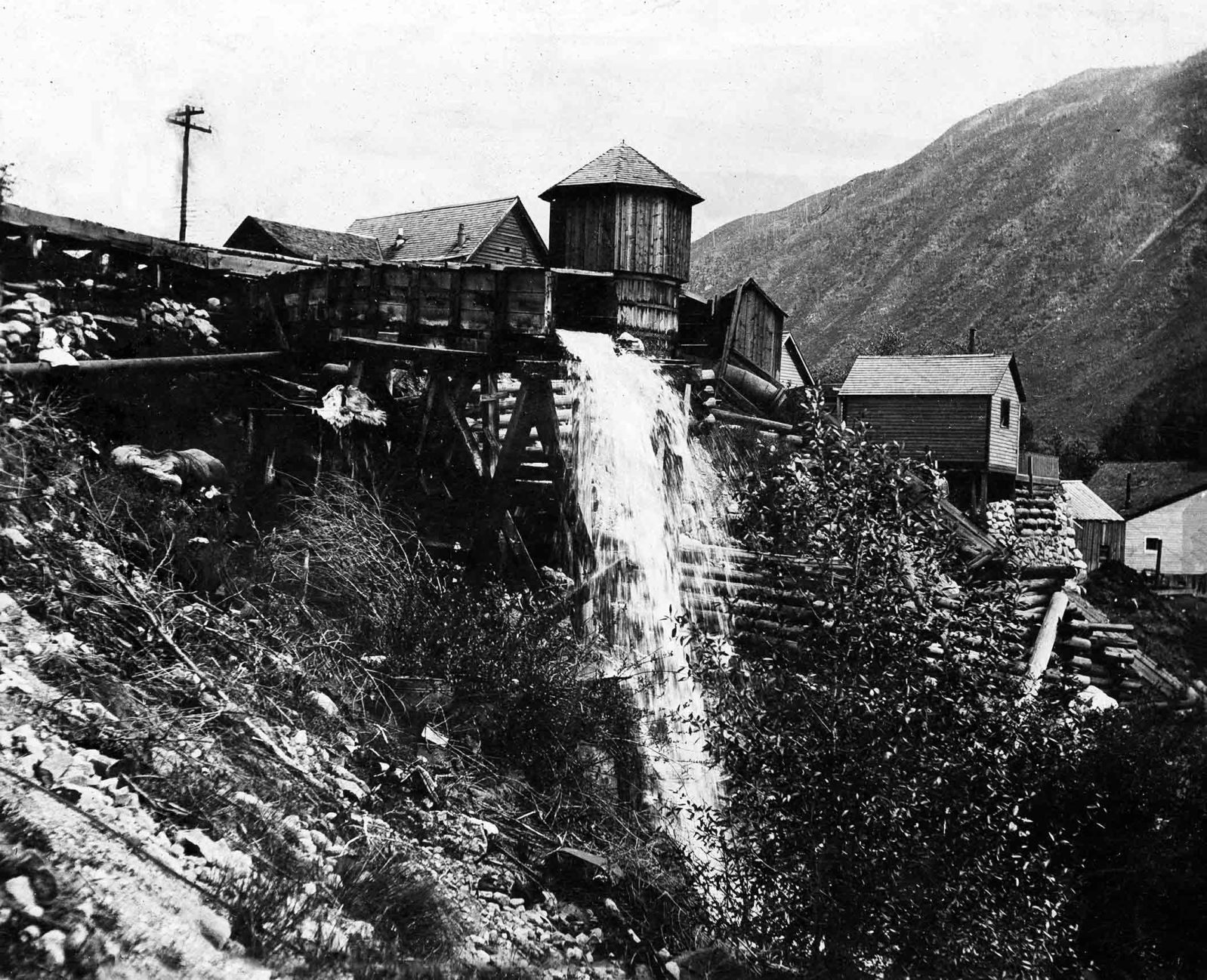 1975.018.0335_Flume near Neale Street Bridge, 1910-